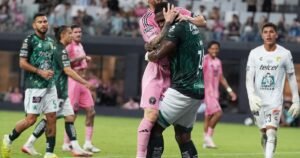 El emotivo gesto de Romaña con Lionel Messi cuando lo cruzó en el triunfo de León de México vs Inter Miami por la Leagues Cup