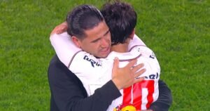 Los Dos Santos y el abrazo que conmovió al fútbol uruguayo: padre e hijo fueron rivales y terminaron llorando juntos tras el partido