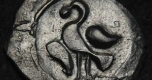 Arqueólogos hallaron un tesoro con más de 2.600 monedas de plata del siglo XV
