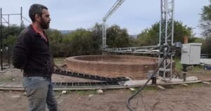 Agustín imprime casas de barro en 3D en 100 horas: «Podemos imprimir ductos de aire frío, de aire caliente, una estufa, muebles empotrados, interiores hasta maceteros»
