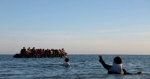 Drama en el Canal de la Mancha: se prende fuego un bote repleto de inmigrantes frente a Gran Bretaña