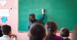 Aunque hubo una leve mejora, todavía la mitad de los chicos no termina la primaria en tiempo y forma