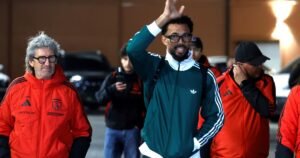 Vozinha, el nuevo rockstar del fútbol: llegó a Chile para sumarse a Colo Colo y fue recibido por una multitud