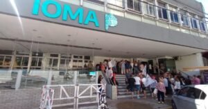 El eterno dolor de cabeza de IOMA: lluvia de quejas por falta de cobertura, especialistas que se van y deudas de la obra social bonaerense