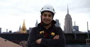 Sin vértigo y a más de 400 metros: la historia del argentino que trabaja colgado de los edificios y llegó hasta la antena del Empire State