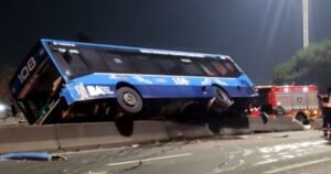 Un colectivo chocó en la General Paz y terminó sobre el muro divisorio: hubo corte total e importantes demoras en plena hora pico