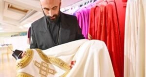 Lejos del Vaticano: el sastre que viste a los papas