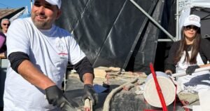 El salame más largo del país volvió a cambiar de dueño y estableció un nuevo e impresionante récord