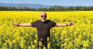La reflexión de El Alquimista, de Paulo Coelho, sobre la felicidad: «Ningún corazón jamás sufrió cuando fue en busca de sus sueños, porque cada momento de búsqueda es un momento de encuentro con Dios y con la Eternidad»