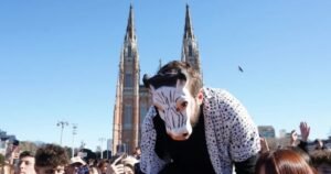 «Batalla cultural» en La Plata: un therian se coló en un match de farmear aura y lo sacaron volando
