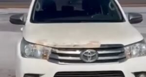 Cuánto costará remover la camioneta enterrada en un área protegida de San Juan y quién asumirá la custodia