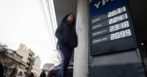 El Gobierno volvió a postergar la suba de impuestos a los combustibles para contener los precios
