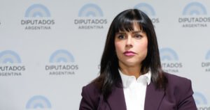 A los 30 supo que nació por vientre subrogado, milita para que a otros no les pase lo mismo y ya no ve a sus padres