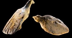 Encontraron en una cueva dos figuras de aves talladas en marfil de mamut de unos 40.000 años