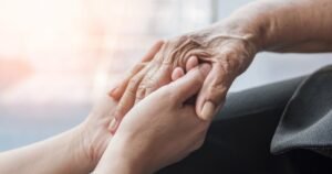 «El momento previo a morir»: la advertencia de un experto sobre un cambio clave en el cuidado de la gente mayor