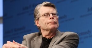Stephen King, escritor estadounidense, 78 años: «El talento es más barato que la sal de mesa; lo que separa al individuo con talento del exitoso es el trabajo duro»