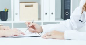 Anticoncepción: la falsa creencia de los médicos sobre las pacientes que una encuesta reveló
