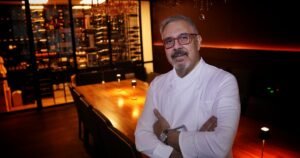 A los 50 años pegó el volantazo y hoy a los 68 tiene un restaurante premiado: “Quedarse con las ganas es lo peor que te puede pasar”