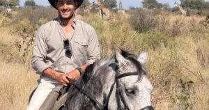Es argentino, hizo un viaje aventura por África, nadó con tiburones y ahora busca que un gorila de Ruanda lleve el nombre de Messi