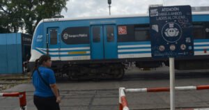 Problemas en el tren Sarmiento: una formación chocó con un auto y hay demoras y cancelaciones