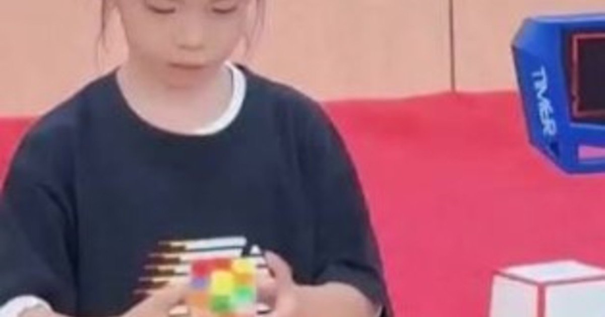 Una nena de 6 años se convierte en la más rápida del mundo en resolver el Cubo de Rubik
