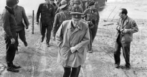La frase atribuida a Winston Churchill sobre los objetivos personales: «Nunca llegarás a tu destino si te detenés a tirarle piedras a cualquier perro que ladre»