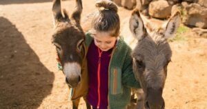 “Queríamos que nuestros hijos crecieran jugando en la naturaleza, llenos de tierra y cuidando de los animales”: la vida de las familias que eligen la crianza en el campo