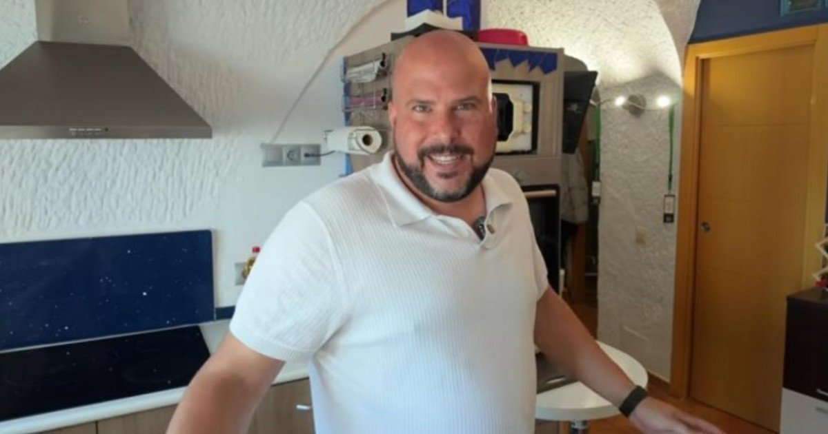 El arquitecto que dejó su departamento en Barcelona para vivir en una cueva en Granada