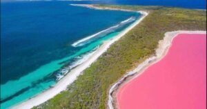 El misterio del lago que cambia de color: puede ser rosa, blanco o azul