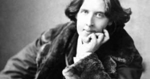 La frase de Oscar Wilde, poeta irlandés, sobre el deseo: “La única manera de librarse de una tentación es ceder ante ella”
