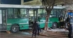 Un chofer de colectivo murió tras estrellarse contra el frente de una casa en Temperley
