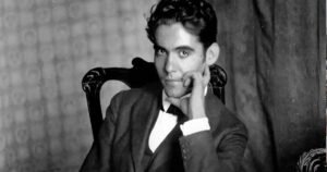 Federico García Lorca dejó una reflexión sobre la felicidad y la brevedad de la vida: «Desechad tristeza y melancolías; la vida es amable, tiene pocos días, y tan sólo ahora la hemos de gozar»