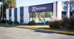 Electrolux cierra planta en Rosario y sostiene negocio en Argentina con importaciones