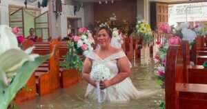 Se casaron en medio de una inundación con el agua hasta la cintura: «Se aman, nada podría detener ni impedir su unión»