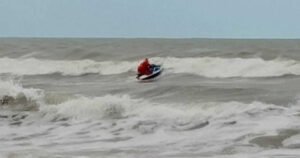 Amplían la búsqueda de los dos kayakistas que desaparecieron en el mar en Santa Teresita
