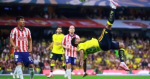 «De otro planeta»: el espectacular gol de chilena del Colibrí Borja que amargó a Gabriel Milito en el clásico América contra Chivas en México