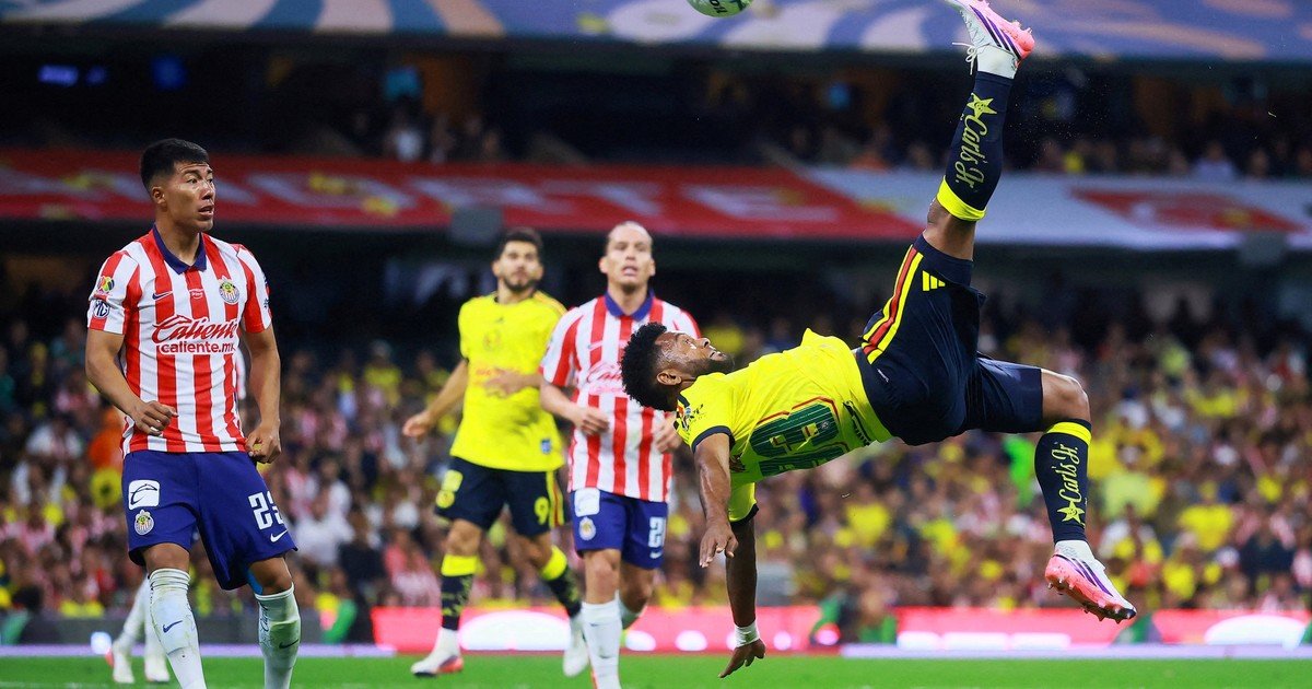 «De otro planeta»: el espectacular gol de chilena del Colibrí Borja que amargó a Gabriel Milito en el clásico América contra Chivas en México