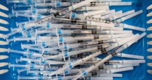 Vacunas Covid: qué hará el Gobierno con los casi 100 millones de dólares que aún debe comprarle a Pfizer