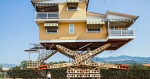 Durante siete años y sin ayuda alguna, un hombre construyó esta increíble casa que gira en el aire