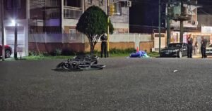 Atropelló y mató a un hombre en silla de ruedas que pedía dinero en Posadas: el conductor huyó e investigan si cruzó a Paraguay