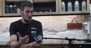 El carpintero que aprendió el oficio en YouTube y vive de hacer un solo mueble al mes que cobra U$S 3.500