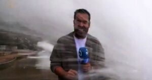 Un reportero fue derribado por una ola gigante mientras reportaba sobre el mal clima en una transmisión en vivo