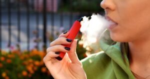 Hacen una encuesta oficial para saber qué opina la gente sobre el cigarrillo electrónico y se llevan una sorpresa