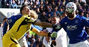 Alarma con el Dibu Martínez en la Premier League: se golpeó la cabeza en el partido del Chelsea, salió en camilla y terminó en el hospital