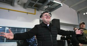 El cura DJ que conquista a los jóvenes llegó a Mendoza con un show solidario, a un mes de la visita del Papa León XIV