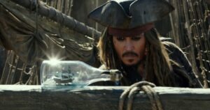 En 2001, Johnny Depp compró un pueblo francés de 37 acres y gastó 10 millones de dólares en renovaciones para construir piscinas, estudios de arte y una bodega de vinos con temática pirata