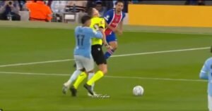 Polémica por el empujón de Enzo Fernández al árbitro en la derrota del Manchester City ante el PSG: ¿debió ser expulsado?
