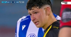 El llanto del pibe Jaime en Uruguay: el argentino quiso ayudar a un rival caído y fue repudiado por sus compañeros y por el público de Peñarol