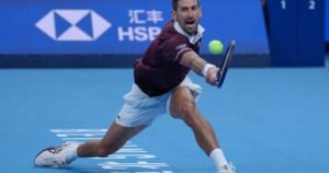 Novak Djokovic campeón del ATP 500 de Beijing tras casi un año: Alex de Miñaur abandonó en el segundo set y el serbio agranda su leyenda con 102 títulos