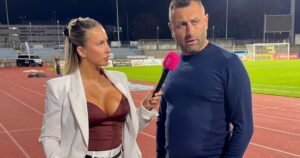 Un DT de fútbol no miró a la periodista durante todo el reportaje por orden de su mujer